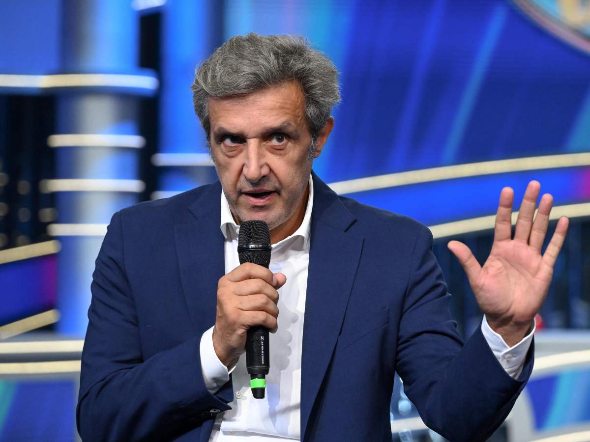 Flavio Insinna che parla al microfono
