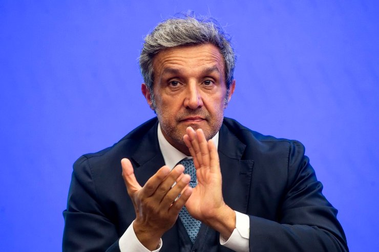 Flavio Insinna batte le mani