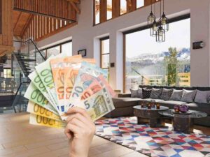 sfondo interno casa di lusso e banconote euro in mano